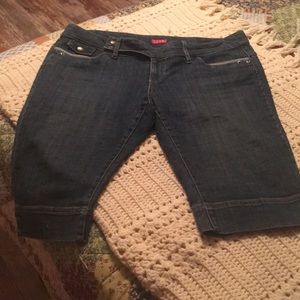 Elle brand capris size 14. Smoke free home.